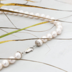 Elegant pearl necklace with golden clasp - Image 2