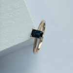 Golden laconic sapphire ring R-00823