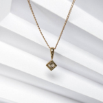 Golden pendant with princess cut diamond