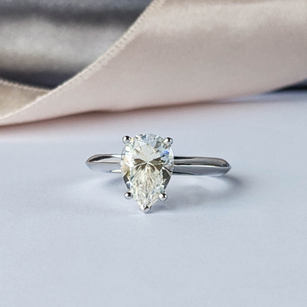 Эксклюзивное кольцо из белого золота с 2 каратным лабораторным бриллиантом "Elara"