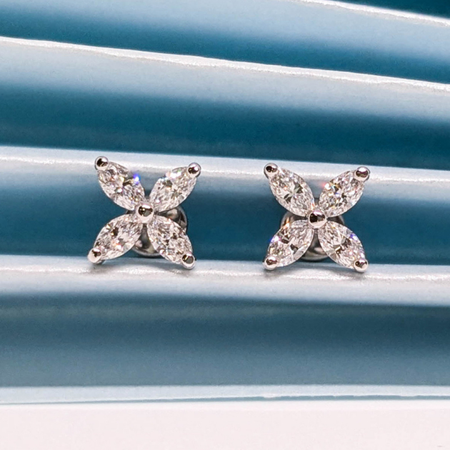 Нежные серьги-гвоздики с бриллиантами огранки «маркиз» "Fleur"