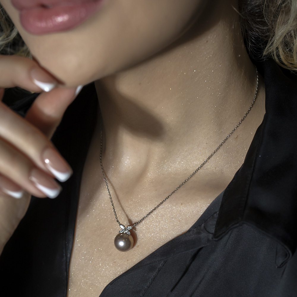 Колье "Аэллина" в белом золоте с бриллиантами и жемчугом — изображение 2